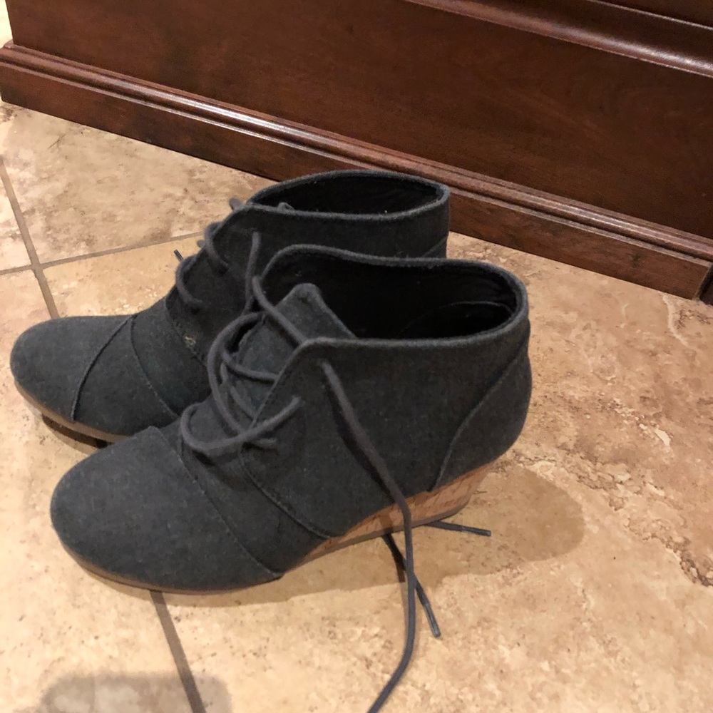 Black boots with heel